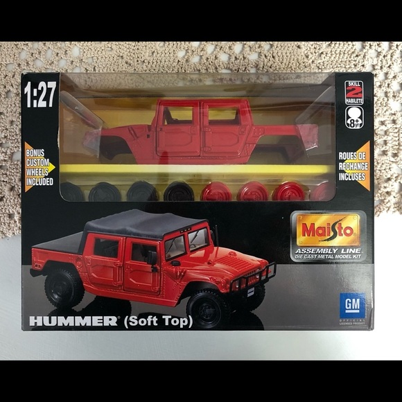 Maisto 1:27 Red Hummer Soft Top NIB  Die Cast Metal Model Kit - Picture 1 of 5